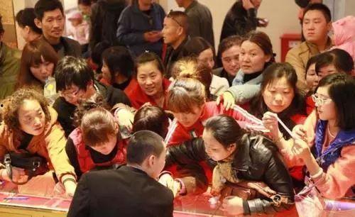 東莞大媽最新爆料新聞,最新民生熱點事件揭秘